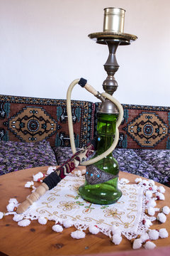 Shisha Wasserpfeife auf Tischdecke