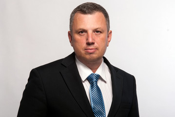 Портрет солидного адвоката, юристана белом фоне...