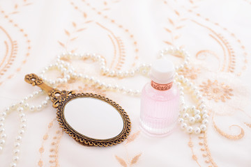 お洒落な手鏡と香水瓶