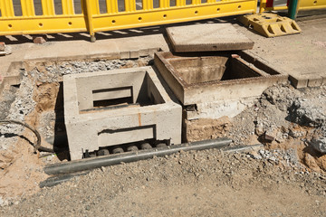 Ein neuer Kabelschacht aus Beton wird einen alten ersetzen