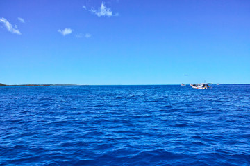 Obraz premium 海と釣り船