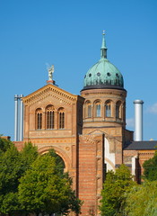 Fototapeta na wymiar Sankt-Michael-Kirche und Schornsteine