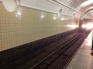 прибытие поезда метро