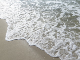 Auslaufende Welle auf Strand