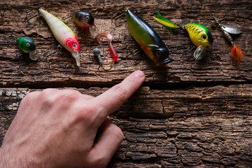 man chooses bait for fishing © itakdalee