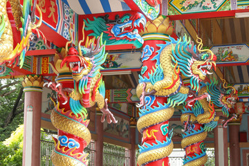 Many dragon wrapped around the pole