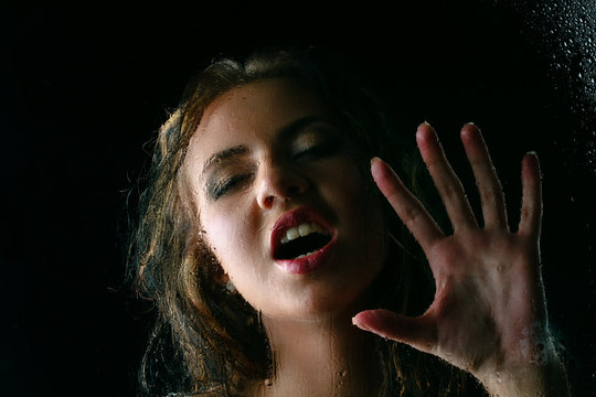 Шашты киска әйелдің фотосы