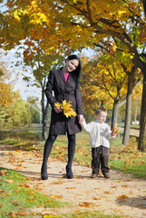 Obraz premium little boy with his mother in autumn park