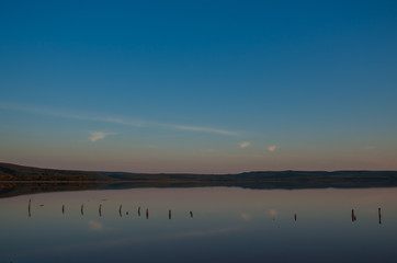 Закат на озере. Вечер, горы, отражение