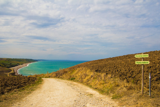 Sentiero natura presso la riserva naturale di Punta Aderci