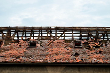 Abgedecktes altes Dach