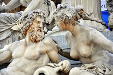 Statue couple