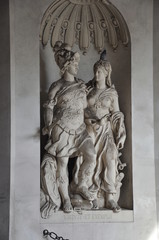 Statue couple 
