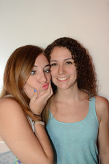 Mujeres jóvenes poniendo caras graciosas