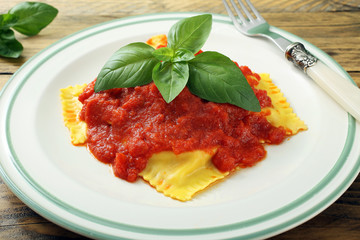  ravioli con pomodoro e basilico su tavolo legno rustico