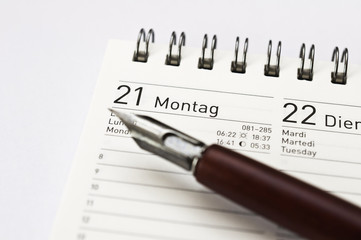 Kalender und Füller 