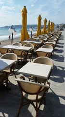 Tables et chaises alignées en bord de mer