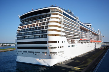 Naklejka premium Passagierschiff als Kreuzfahrtschiff für Kreuzfahrt im Hafen von Amsterdam