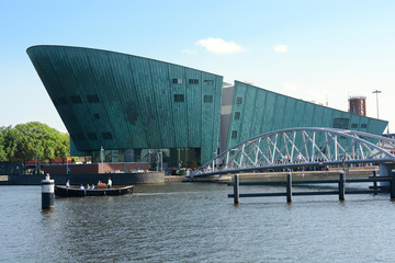 Fototapeta premium Museum für Wissenschaft und Technologie Nemo in Amsterdam