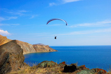 Fototapeta na wymiar Paraglider/ Paraglider over the Black Sea, in a Quiet Bay, Crimea