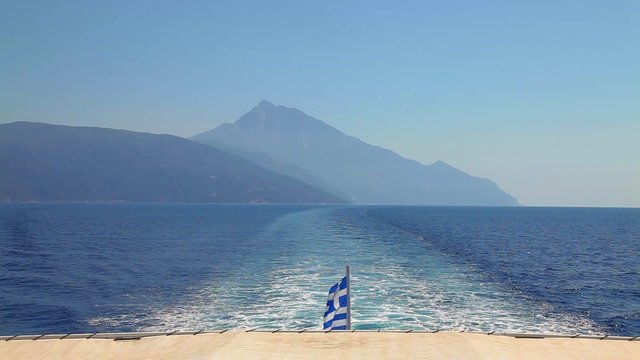 Bootsheck mit griechischer Flagge im Hintergrund der Heilige Berg Athos 