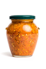 Vasetto in vetro con crema di peperoncino piccante isolato su sfondo bianco