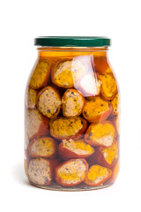 Vaso di vetro con peperoncini rossi ripieni isolato su sfondo bianco