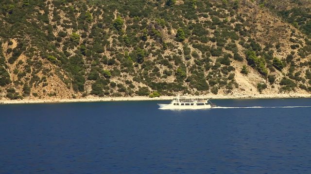 Passagierschiff f&auml;hrt auf dem Meer