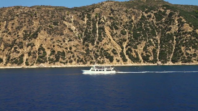 Passagierschiff f&auml;hrt auf dem Meer