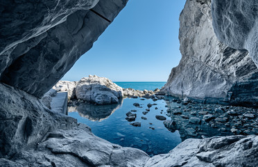 sea cave rocks. Grotto with water reflections - 91347897