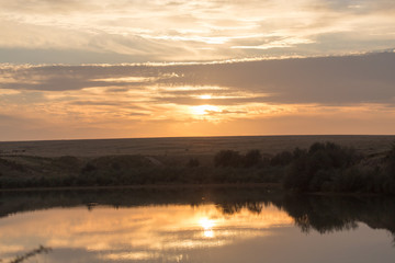 Fototapeta na wymiar beautiful sunset on the lake