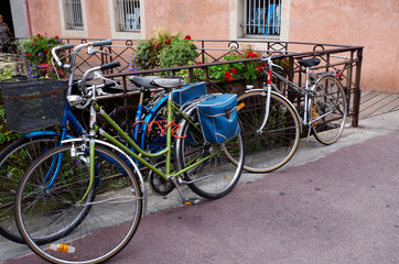 Fototapeta na wymiar vélos à Annecy, Rhône alpes, France