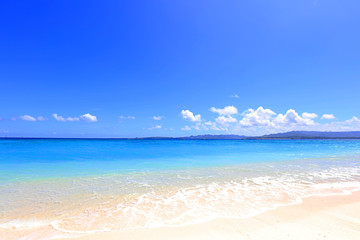 南国沖縄の綺麗な珊瑚の海と夏空