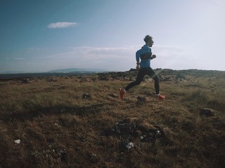 Naklejka premium człowiek biegnie po fiordach