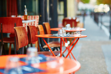 Table of traditional outdoor French cafe in Paris - obrazy, fototapety, plakaty