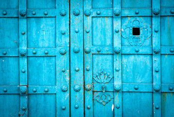 Fototapeta premium Blue metal door gate texture witn checkered pattern