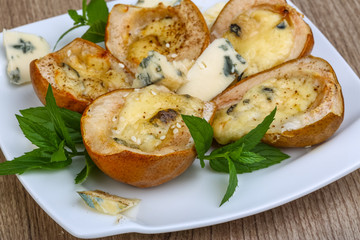 Baked pear with blue cheese