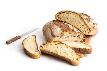 Pagnotte  caserecce tagliate e isolate su sfondo bianco