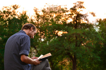 Fototapeta premium Guy reading book