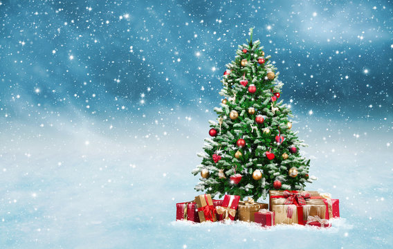 Weihnachtsbaum bei Schneefall mit Geschenken 