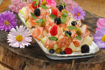 Galiamelone, Melone mit Schinken, Himbeeren, Blaubeeren, Oliven