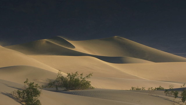 Dunes 003: A breeze blows across dramatic sand dunes (Loop).