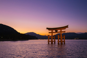 Fototapeta premium Hiroshima Miyajima Itsukushima Wieczór w Sanktuarium