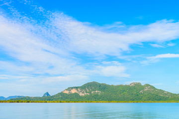 Fototapeta na wymiar Beautiful tropical island and sea in thailand