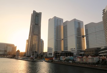 Fototapeta na wymiar 夕暮れ時の横浜ランドマークタワー