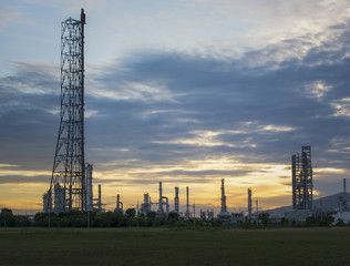 Obraz premium Silhouette of petrochemical plant or Oil and gas refinery in sunrise