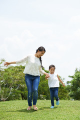 Obraz premium Playful mother and daughter