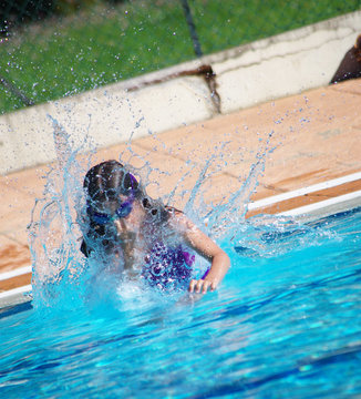 fillette &agrave; la piscine