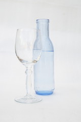 AGUA EN RECIPIENTE DE CRISTAL