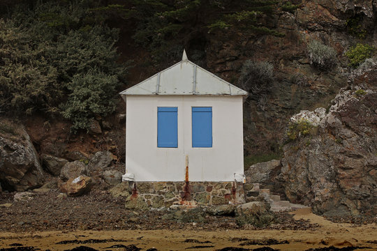 cabanon sut la plage de Caroual en bretagne